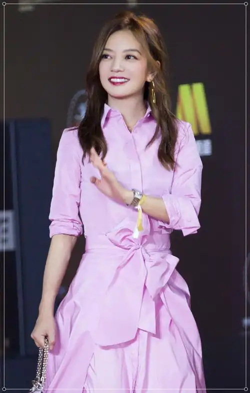 "最美眼睛"赵薇又回来了,另类穿袖子十分俏皮,网友:仙女本尊