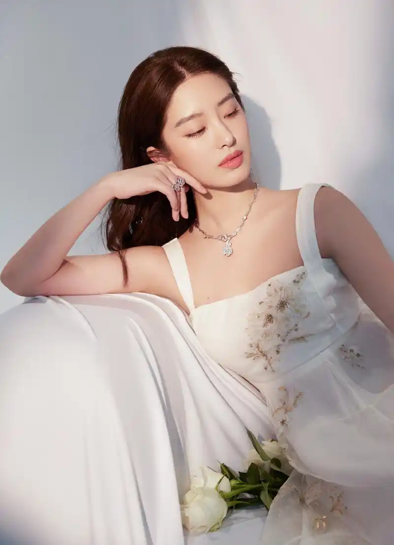 美女图——中国内地性感女星杨采钰