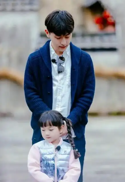 邓伦被偶遇:邓伦默默跟在身后(8)