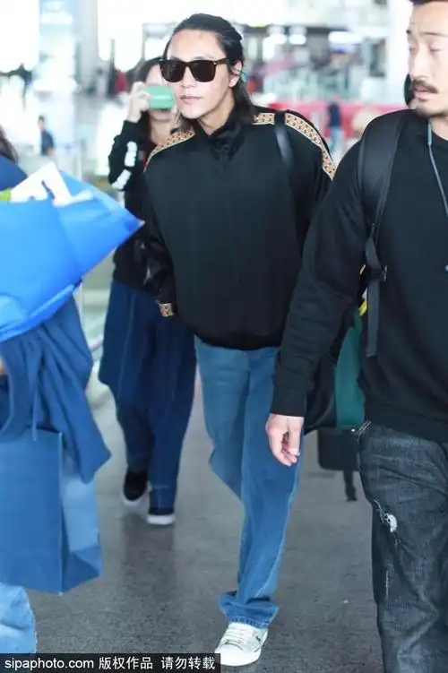 陈坤扎丸子头休闲摇滚范儿现身 大步流星机场如秀场_新浪图片