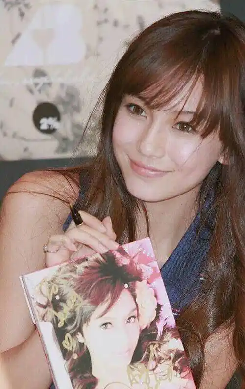 angelababy早年时期的照片,精致得像洋娃娃,谁能说一句不好看?