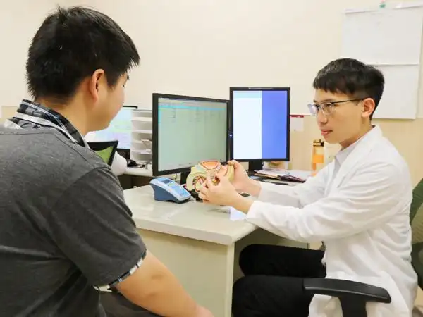 泌尿科主治医师萧子玄提醒男性若感到排尿疼痛,应即早赴医检查(图非当