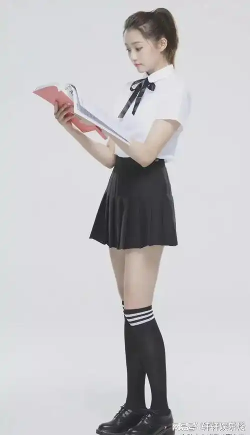 关晓彤的学生装莫名有股夜店风