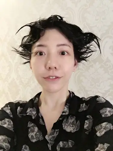 吴莫愁晒洗头搞怪自拍素颜白皙零瑕疵