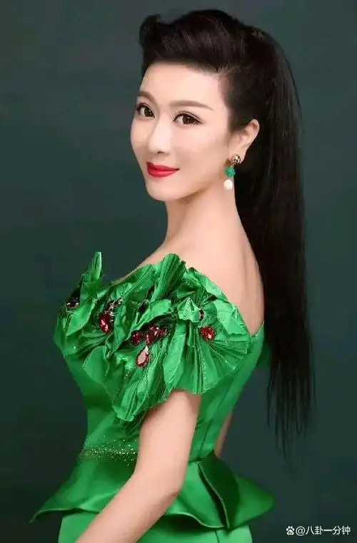 陈蓓蓓,央视财经频道主持人,秀丽,端庄,干练,帅气.