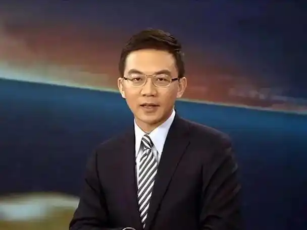 《新闻联播》的男主持换成了一位温尔文雅,戴眼镜的小伙子