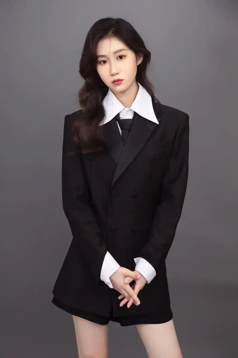 形象照 #杂志风 #人像摄影 #个人写真来森屿麋鹿 - 抖音