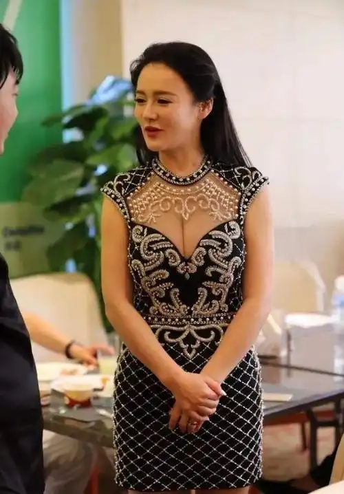 原创冉莹颖空降长沙大秀丰满上围网友高喊哪里是三个娃的妈啊