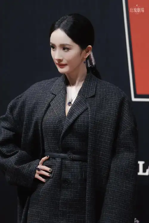 杨幂西装杀伤力##杨幂翡翠##w年度盛典红毯