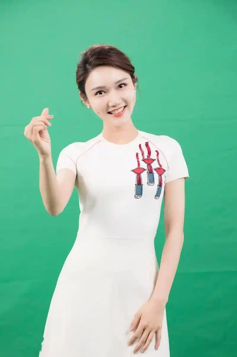 这个新生代女主持太美了_龙洋_气质_交流