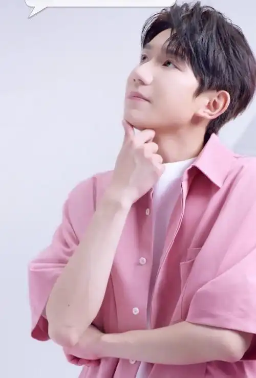 王源超话哥哥穿粉色好好看 18宫格77了  我就是王源哥哥一身粉西装