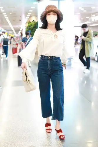 杨采钰出街照片时尚风格靓丽