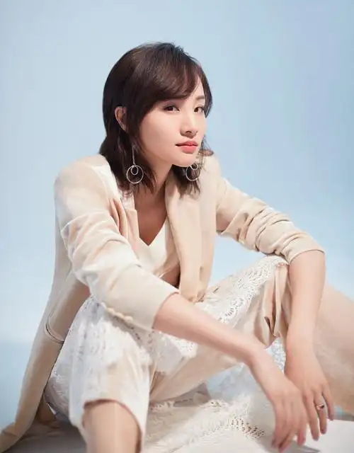 章龄之柔暖风格大片曝光展小女人的胶原美