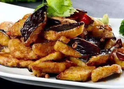 脆皮茄丁4.锅中的鸡蛋浮起成蛋花,出锅前加入香菜,搅匀即可;3.