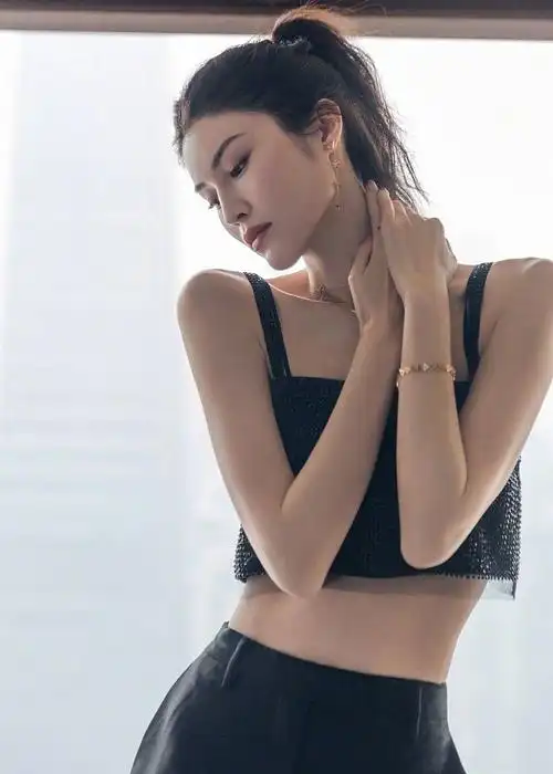 何穗黑色吊带抹胸点缀珠宝设计感足从容大方展现完美模特身材