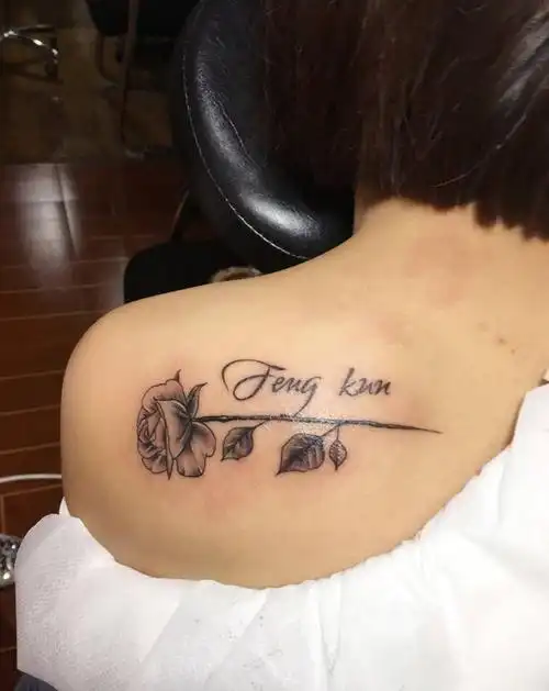 玫瑰英文纹身图片_成品肩部清新植物纹身图案