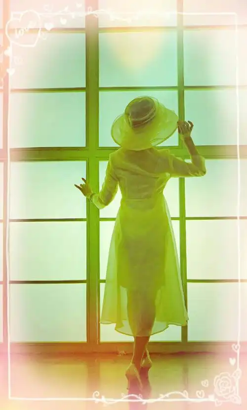 一个身材凹凸妙曼的美女, 悠然自得的站在窗户边, 给人一种温馨倍致的