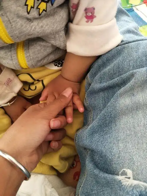 姐姐的手牵着弟弟的手,希望你们俩能一直互帮互助.