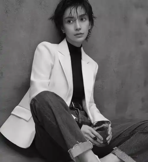 杨颖颜高太任性剪及耳短发变身假小子中性穿搭也难挡她的美