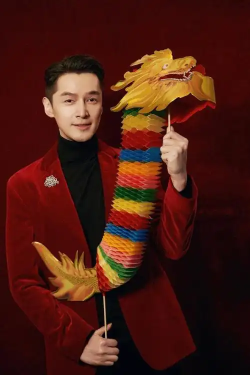 胡歌春晚造型红丝绒西装一哥依旧帅气