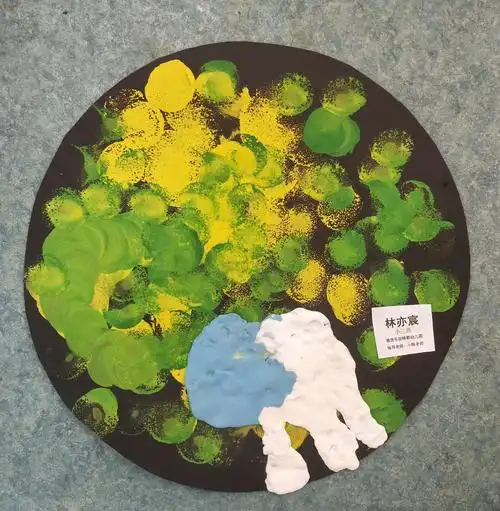 雅居乐剑桥郡幼儿园小班美术绘画班第四节课《小蘑菇》作品分享