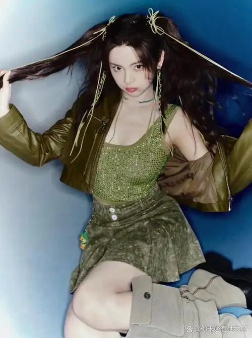 杨超越复古千禧风穿搭引热议,甜甜辣辣的造型引领时尚潮流!