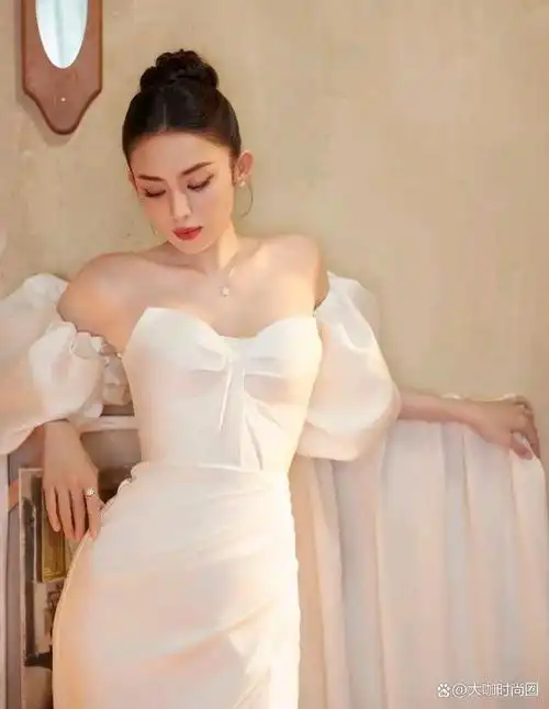 古力娜扎白色露肩拖尾裙腰臀好优越