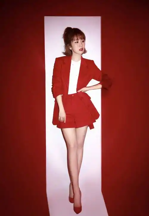 原创李念在家哄儿子旺仔意外曝光豪宅生活玩具从地面堆到天花板