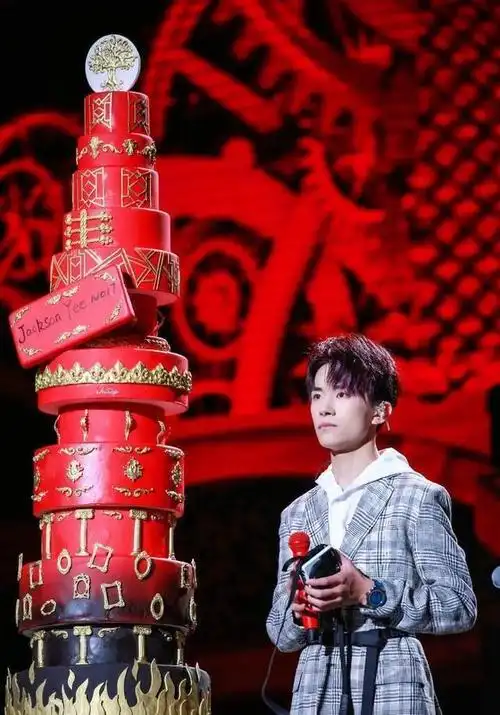 易烊千玺17岁生日会11个暖心瞬间,实力宠粉,粉丝直呼没有爱错人_网易