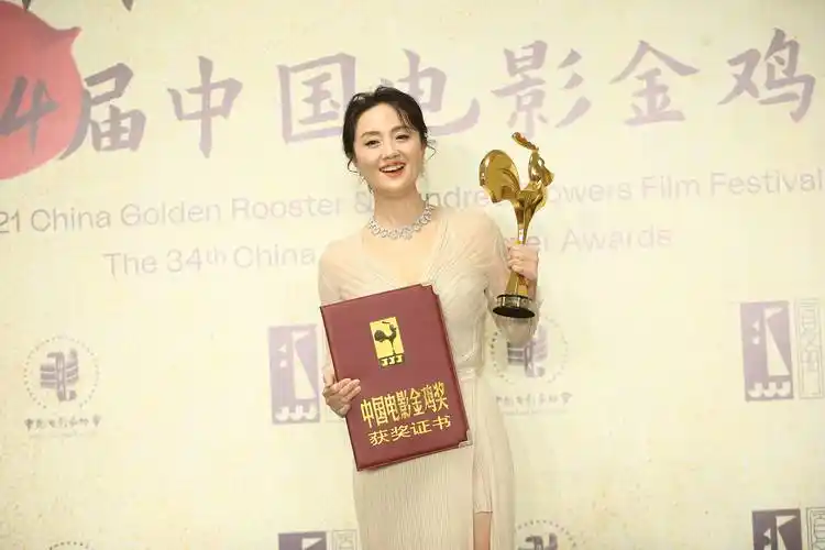 张艺谋获最佳导演_金鸡奖获奖名单_中国电影金鸡奖红毯暨颁奖典礼