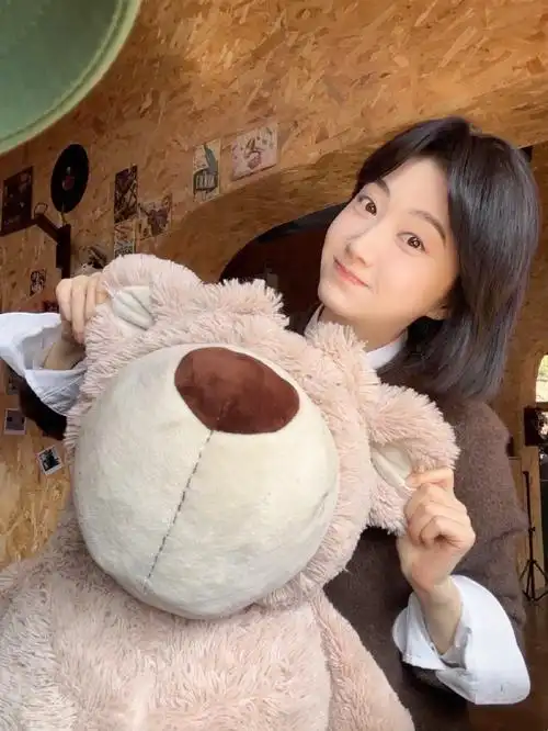 景甜分享生活美照,对嘴卖萌甜美可爱,新发型更显青春活力_腾讯新闻