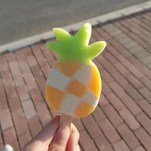 阳光照耀下的菠萝冰棒!