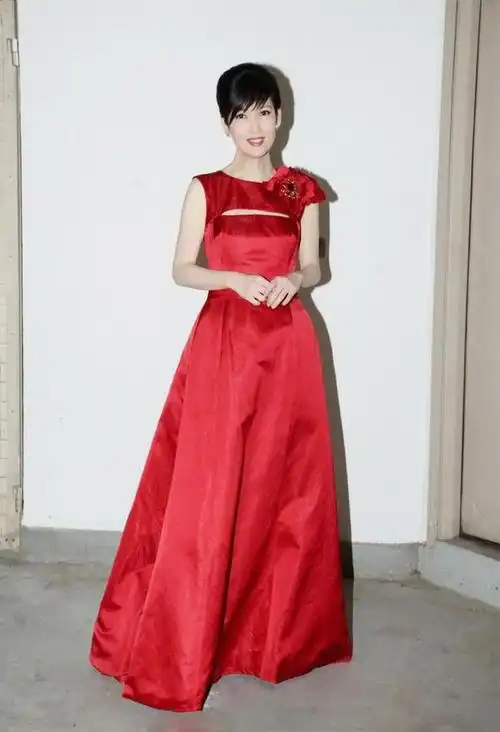 周慧敏才是不老女神穿粉色薄纱裙温柔减龄看着像20岁少女