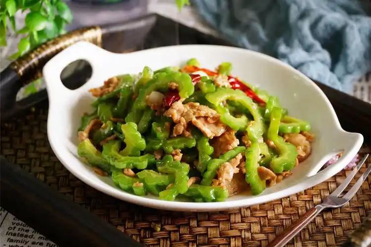 苦瓜炒肉,增加一步,添加一物,苦瓜翠绿,甘苦味美,夏天吃解暑_小猪生活