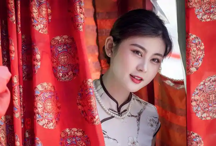 一袭旗袍秀古城