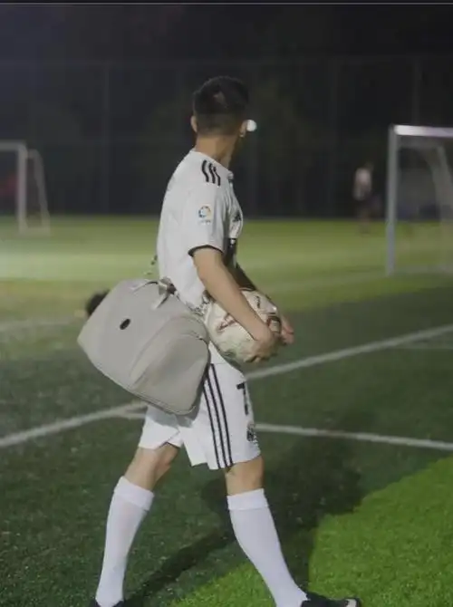 笑容阳光的足球小将,看起来很阳光哦