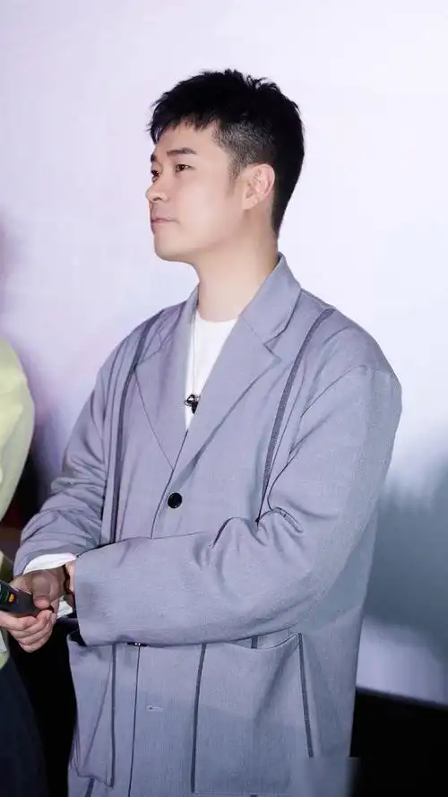 演员陈赫综艺感爆棚气氛担当来看写真照吧