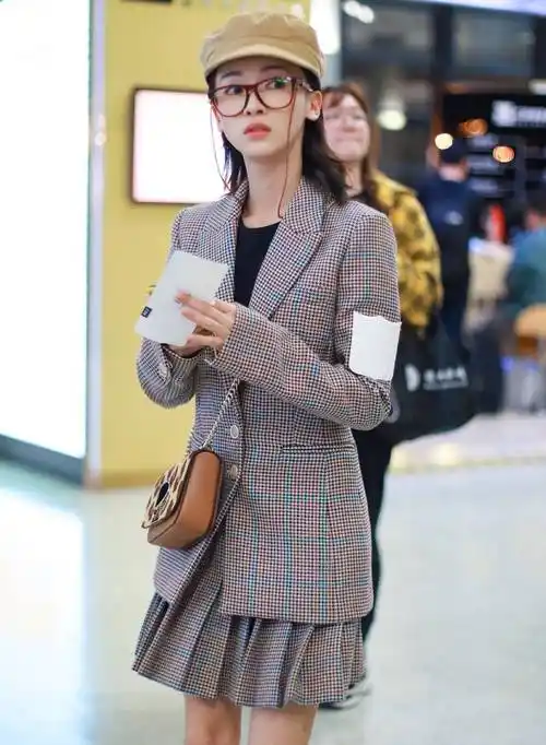 原创吴谨言现身机场穿格纹西装配小短裙戴报童帽嫩成16岁高中生