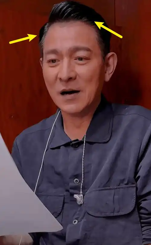 60岁刘德华素颜出镜,头发根部全白,苹果肌下垂皱纹深老了不少_网友