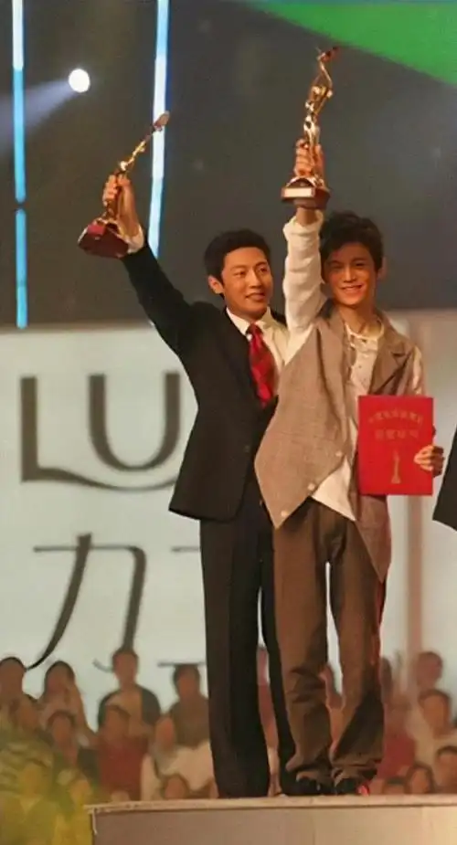 何炅撒贝宁合影旧照##何炅撒贝宁白敬亭王鸥合影旧照