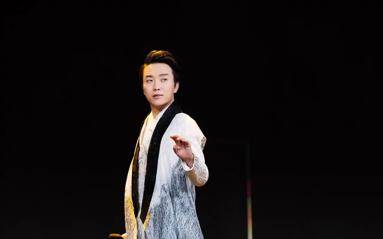 李玉刚曾住5元店自尽时被乞丐救下现成国家一级演员与赵本山同级