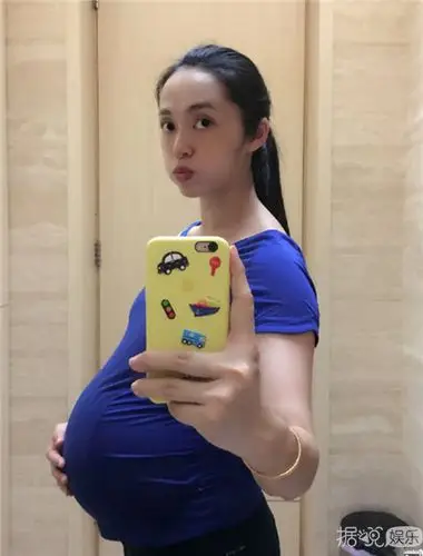 67anglebaby出席活动挺着大肚翘二郎腿网友惊叹明星怀孕跟普通人不