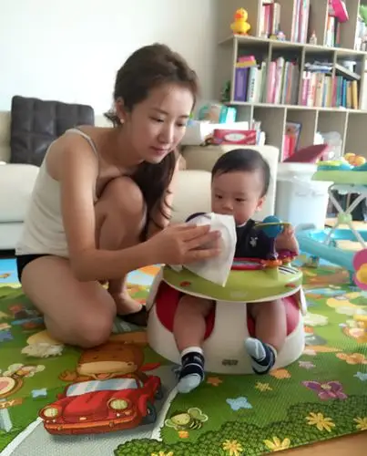 阔太李念在家陪儿子玩耍 穿吊带热裤性感十足(图)