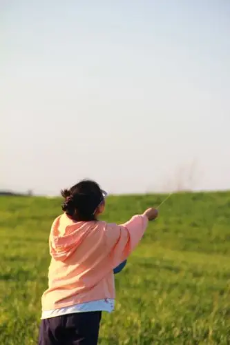 放风筝的小女孩