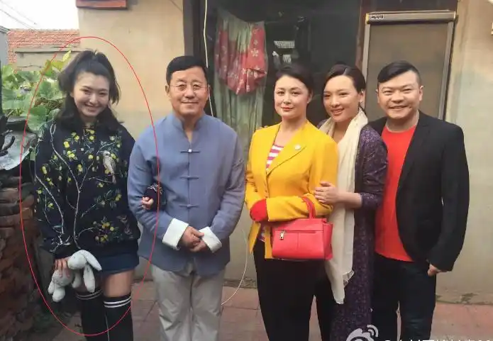 放眼望去,乡村爱情总是有点新鲜的女人进来了,看了谢大脚,刘英看了10