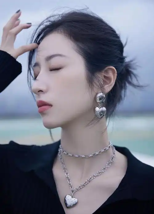 码住周雨彤打工人自拍范本