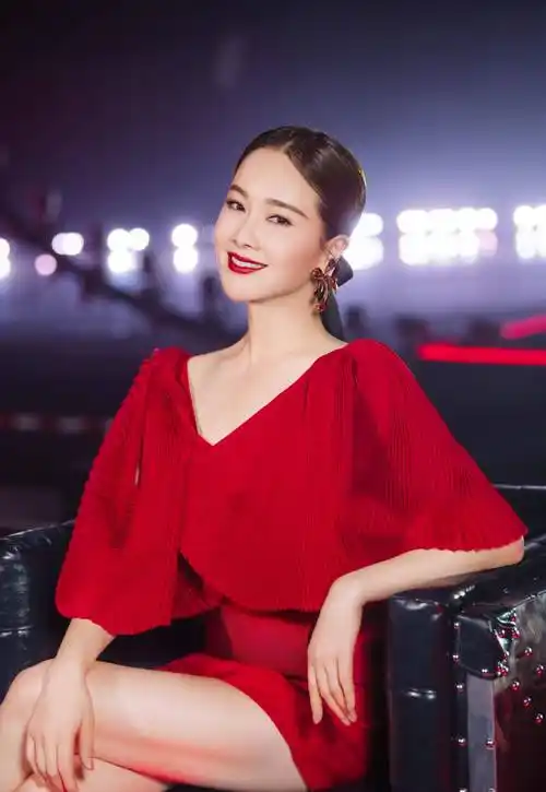 清纯了半辈子的左小青,突然在44岁来了个急刹车,走起了邪魅风_经历