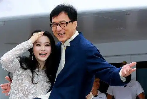 成龙俯身靠近刘亦菲成龙手握李冰冰的腰所以说,央视拒绝成龙大哥还是