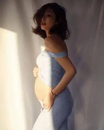 昨日情人节,佢喺社交网晒出怀孕近照,并发文公布bb性别,写上"baby boy