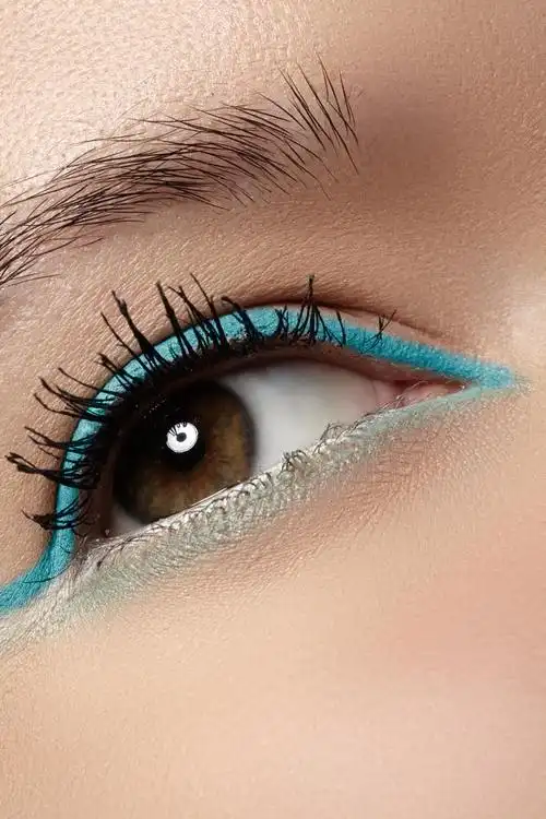 优雅的美丽女性的眼睛与时尚趋势薄荷色眼影, 眼线笔的特写镜头.